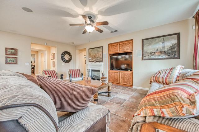 5571 E Lorena Avenue, Fresno, CA 93727