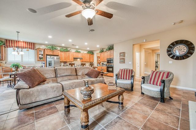 5571 E Lorena Avenue, Fresno, CA 93727