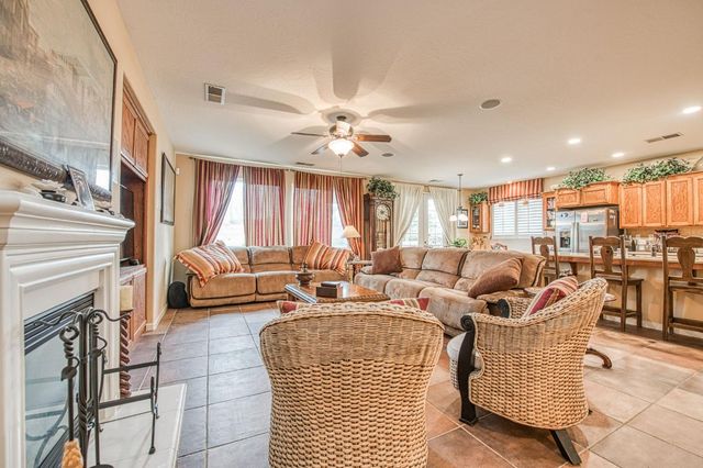 5571 E Lorena Avenue, Fresno, CA 93727