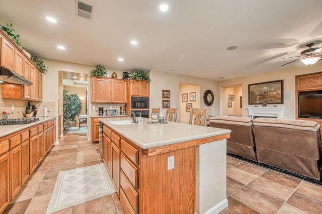 5571 E Lorena Avenue, Fresno, CA 93727