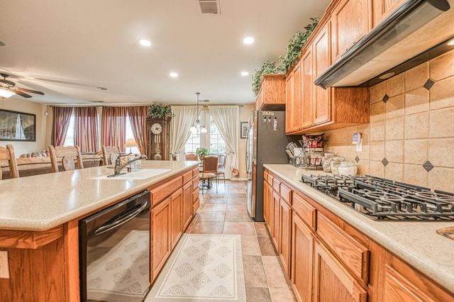 5571 E Lorena Avenue, Fresno, CA 93727