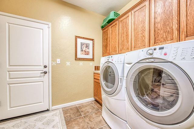 5571 E Lorena Avenue, Fresno, CA 93727