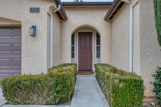 5571 E Lorena Avenue, Fresno, CA 93727