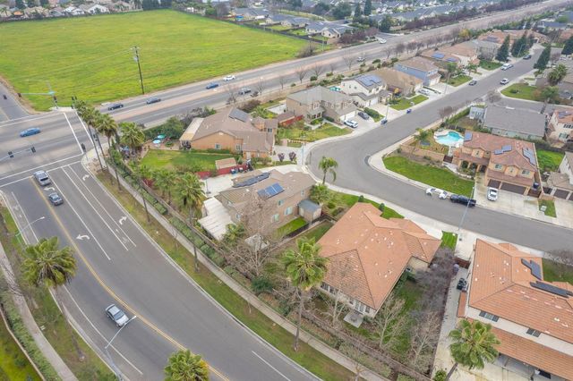 5571 E Lorena Avenue, Fresno, CA 93727