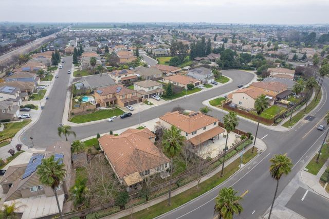 5571 E Lorena Avenue, Fresno, CA 93727