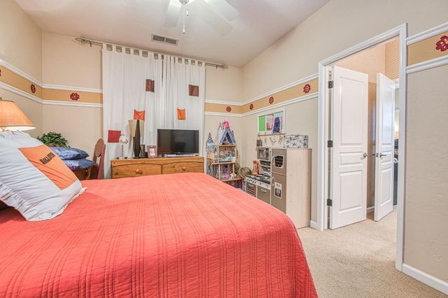 5571 E Lorena Avenue, Fresno, CA 93727