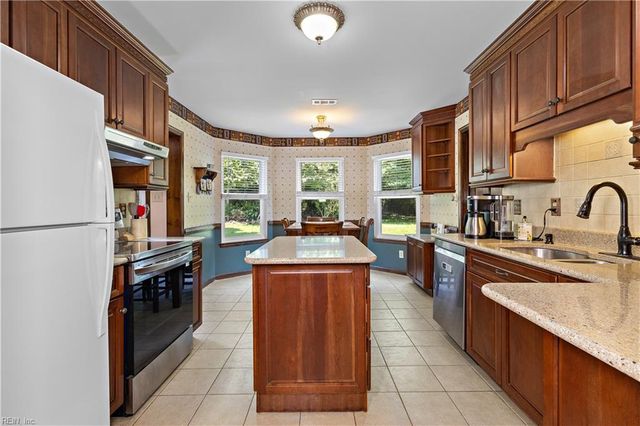 1933 Country Manor LN, Virginia Beach, VA 23456