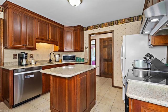 1933 Country Manor LN, Virginia Beach, VA 23456