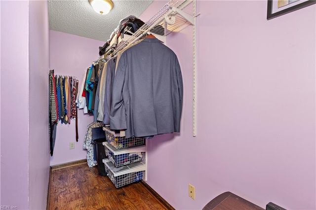 1933 Country Manor LN, Virginia Beach, VA 23456