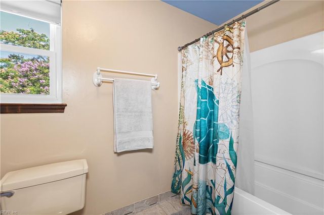 1933 Country Manor LN, Virginia Beach, VA 23456