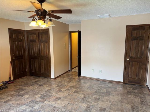 1933 Country Manor LN, Virginia Beach, VA 23456