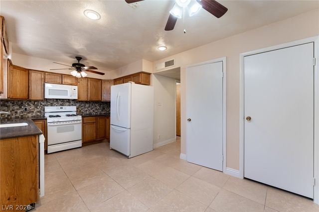 7084 BURCOT Avenue J21, Las Vegas, NV 89156