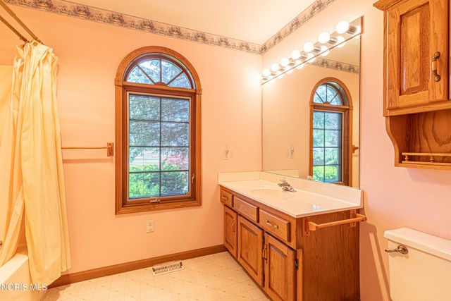 917 S Lallendorf Road, Oregon, OH 43616