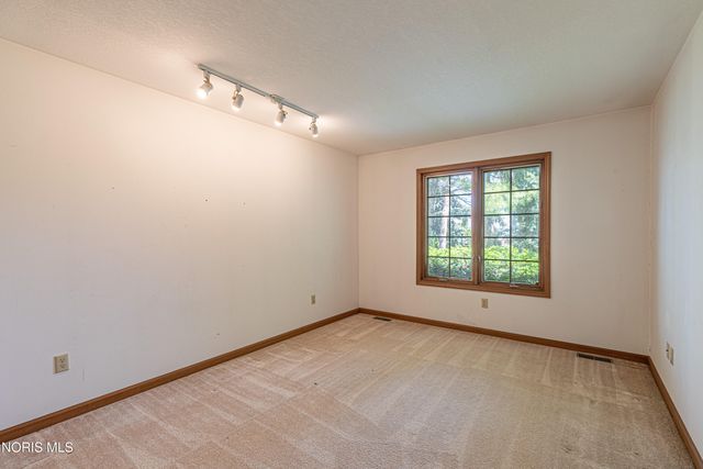 917 S Lallendorf Road, Oregon, OH 43616