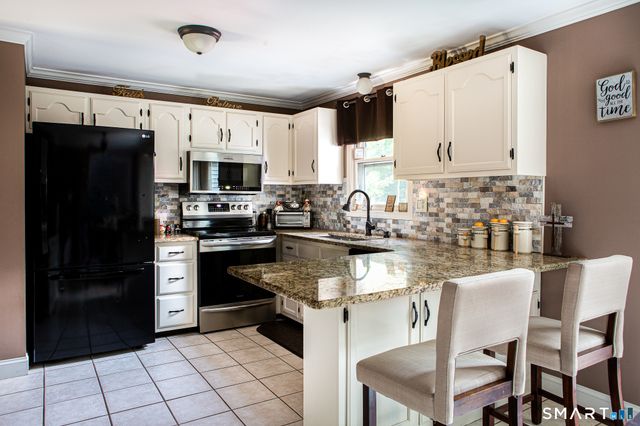 8 Old Towantic Hill Road, Oxford, CT 06478