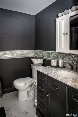 8 Old Towantic Hill Road, Oxford, CT 06478