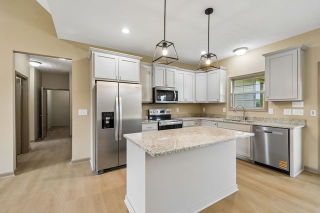 245 Makinley Dr, Lafayette, TN 37083