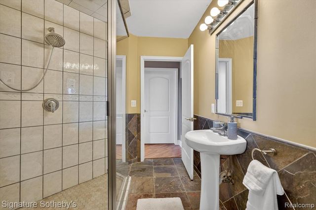 7455 Groveland Road, Holly, MI 48442