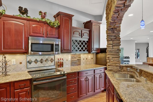7455 Groveland Road, Holly, MI 48442