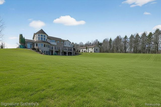 7455 Groveland Road, Holly, MI 48442