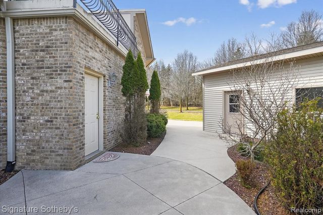 7455 Groveland Road, Holly, MI 48442