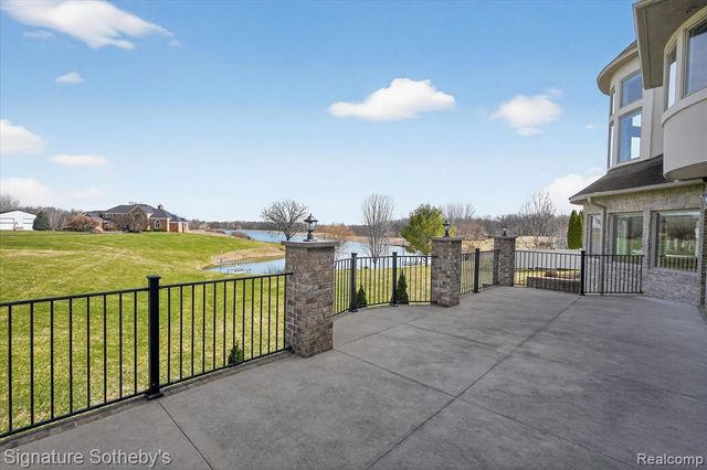 7455 Groveland Road, Holly, MI 48442