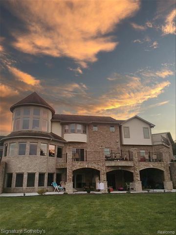 7455 Groveland Road, Holly, MI 48442