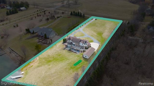 7455 Groveland Road, Holly, MI 48442