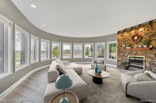 7455 Groveland Road, Holly, MI 48442
