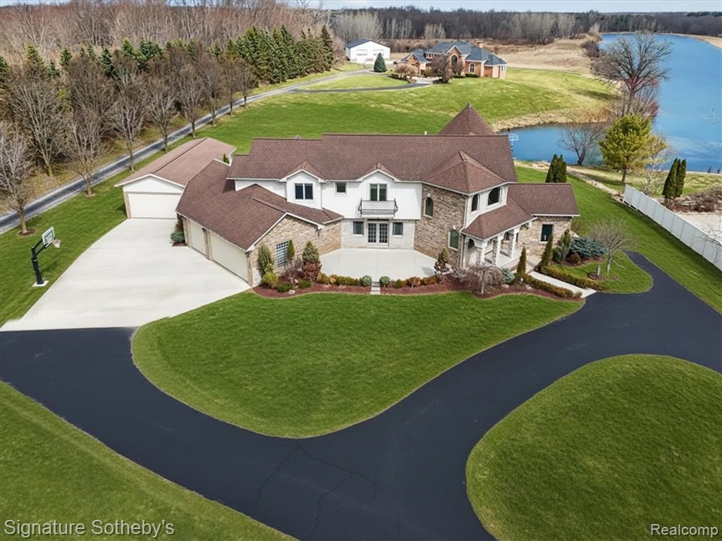 7455 Groveland Road, Holly, MI 48442
