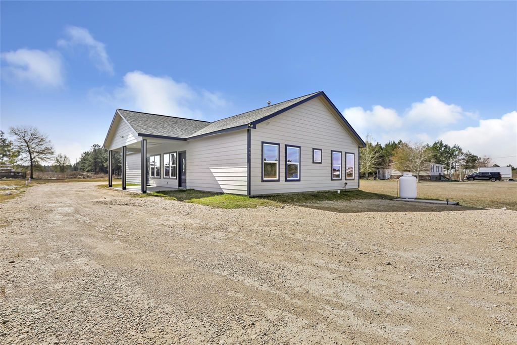 111 County Road 5122, Cleveland, TX 77327