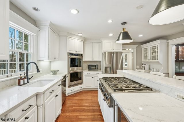 77 Falmouth St, Millburn Twp., NJ 07078