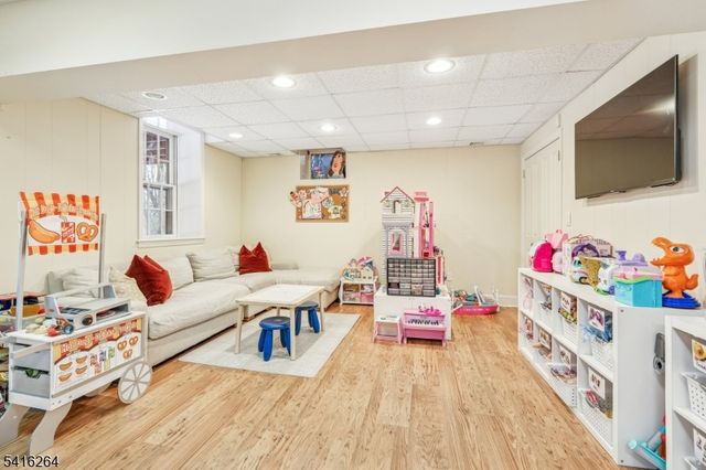 77 Falmouth St, Millburn Twp., NJ 07078