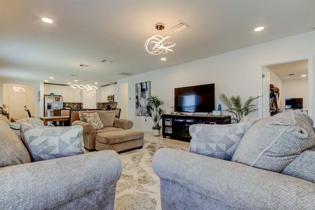 12407 HILLTOP FARMS DRIVE, Dade City, FL 33525