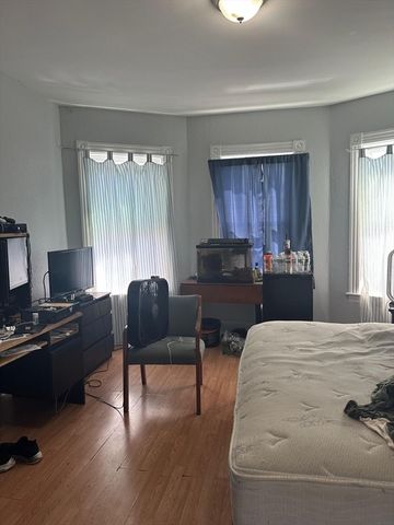 82 Fox St, Worcester, MA 01604