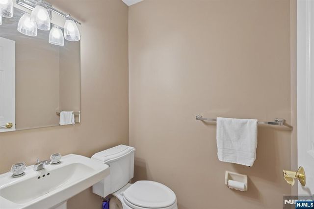33 Cedarwood Terrace, Woodland Park, NJ 07424