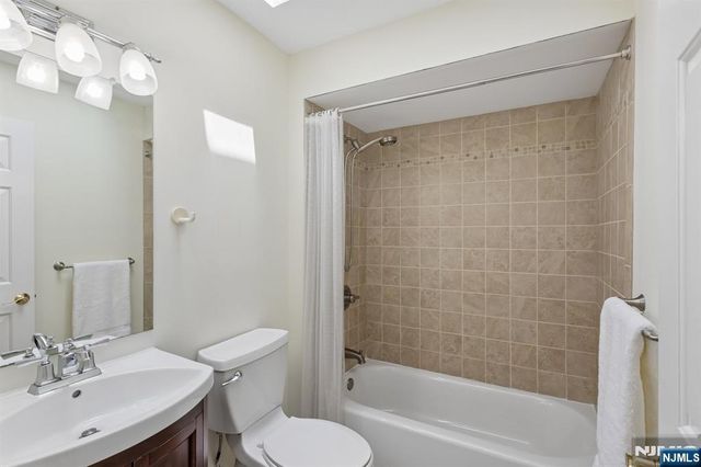 33 Cedarwood Terrace, Woodland Park, NJ 07424