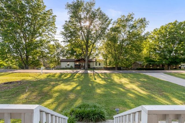 504 Lookout Dr, Columbia, TN 38401