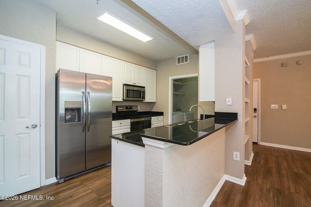 8539 GATE Parkway 424, Jacksonville, FL 32216