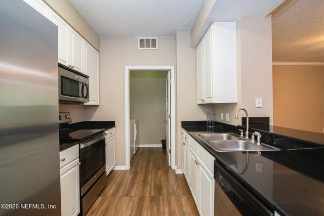 8539 GATE Parkway 424, Jacksonville, FL 32216