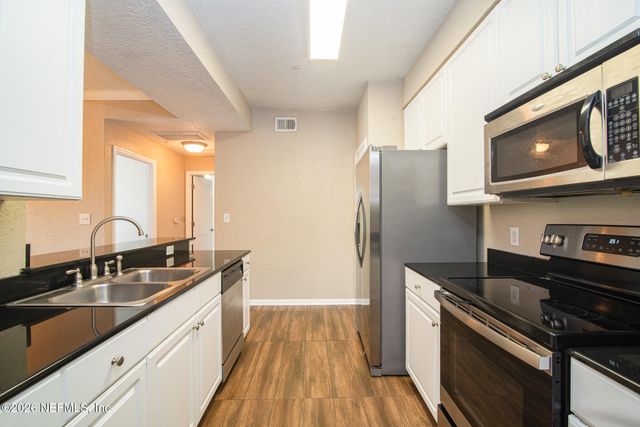 8539 GATE Parkway 424, Jacksonville, FL 32216