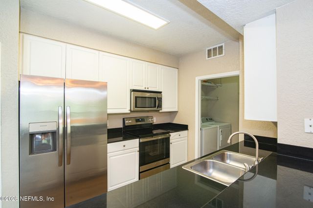 8539 GATE Parkway 424, Jacksonville, FL 32216