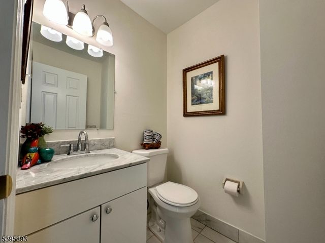 44 Canterbury Ln, New Milford Boro, NJ 07646