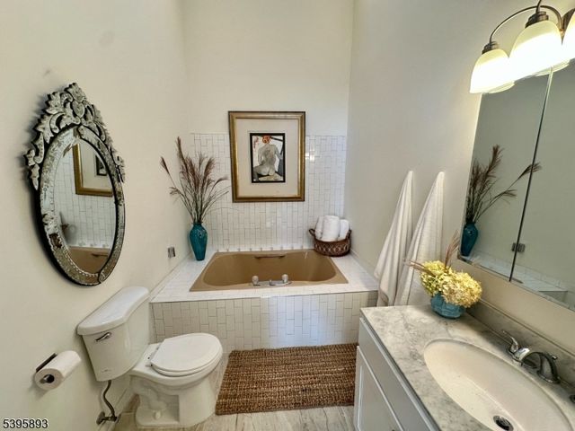 44 Canterbury Ln, New Milford Boro, NJ 07646