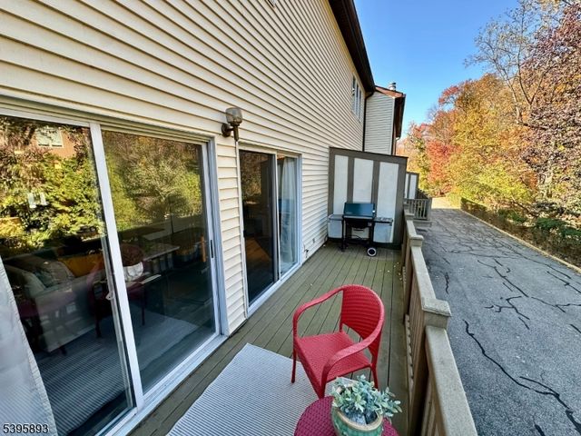 44 Canterbury Ln, New Milford Boro, NJ 07646