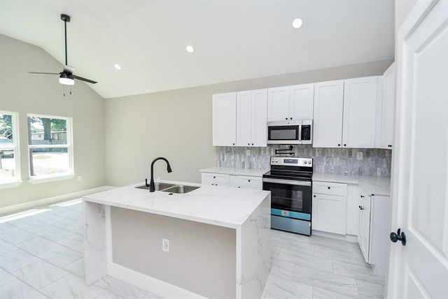 16974 W Lynbrook, Montgomery, TX 77316