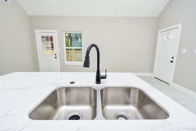 16974 W Lynbrook, Montgomery, TX 77316