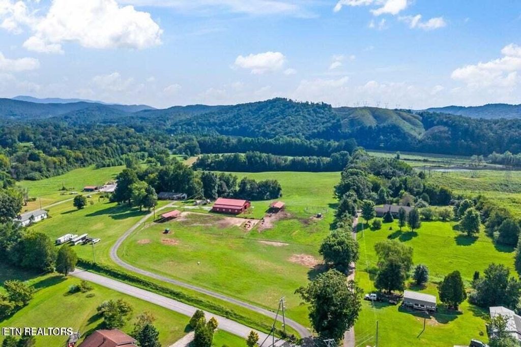 786 Swan Pond Circle Rd, Harriman, TN 37748