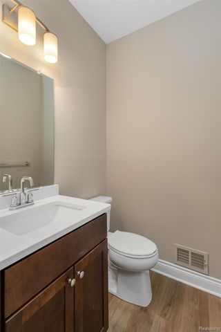 807 Balmoral Ln, Troy, MI 48085