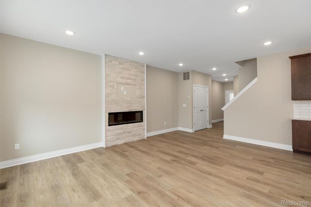 807 Balmoral Ln, Troy, MI 48085